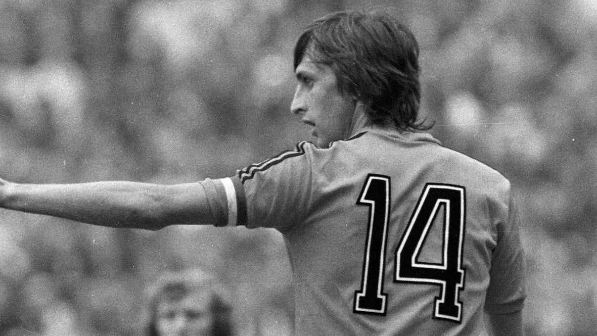 Johan Cruyff - La leggenda olandese che ha inventato il calcio moderno.
